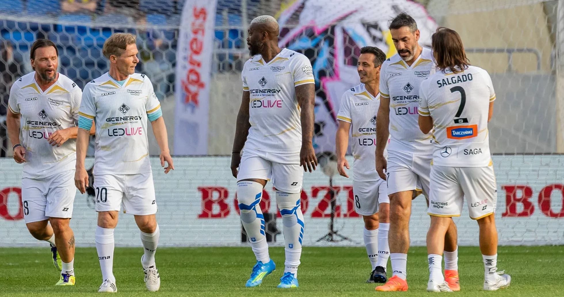 Joueurs célébrant un but sur le terrain