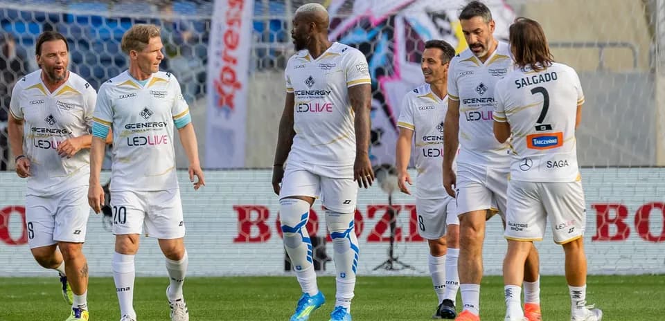 Joueurs célébrant un but sur le terrain