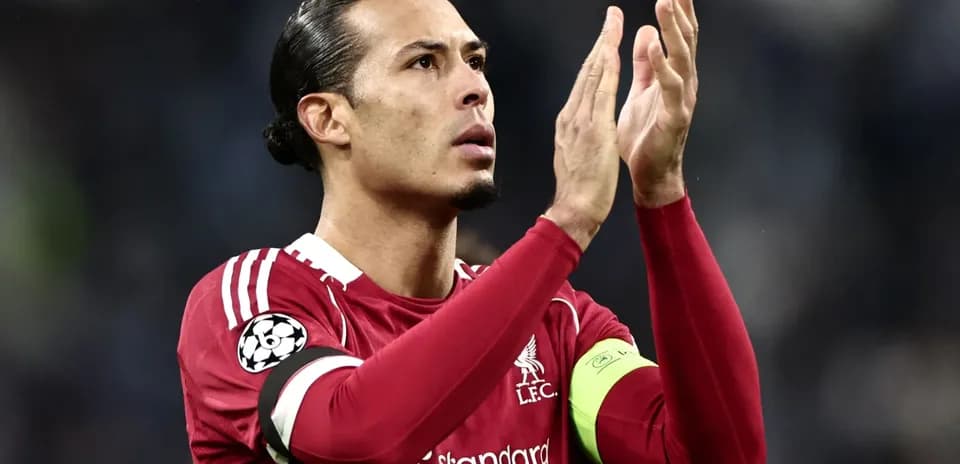 Joueur applaudissant avec maillot de Liverpool