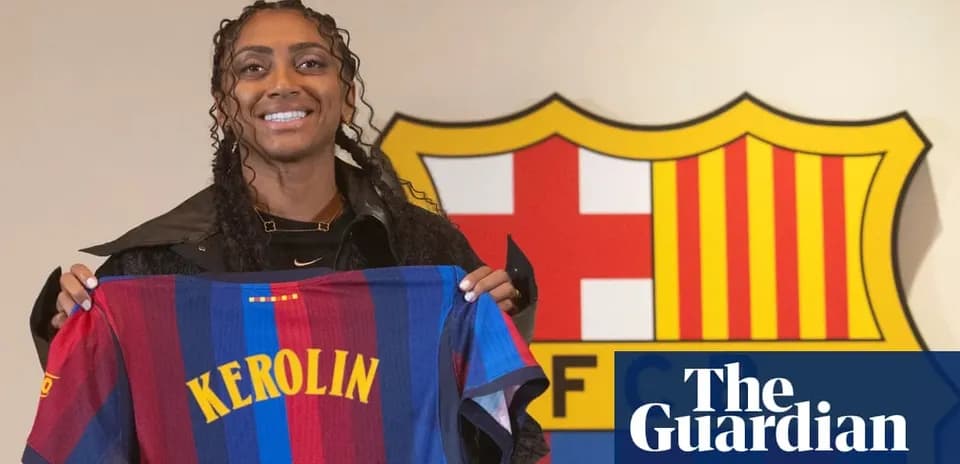 Joueuse présentant son maillot avec le nom Kerolin