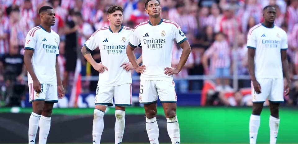 Joueurs du Real Madrid en attente sur le terrain