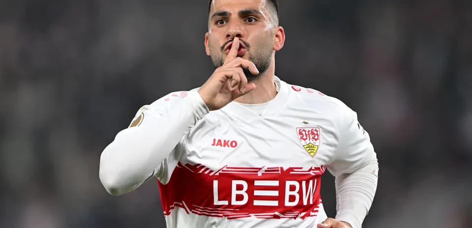 Joueur célébrant en faisant signe de silence