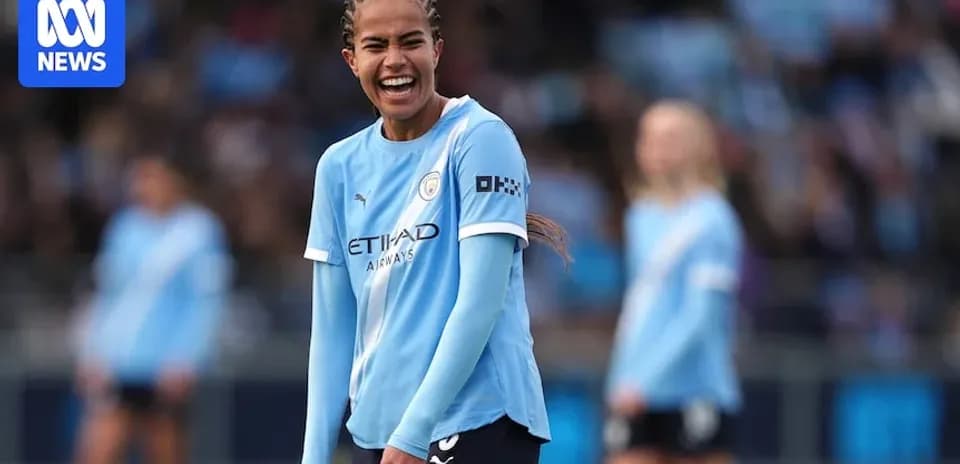 Joueuse de Manchester City souriant sur le terrain