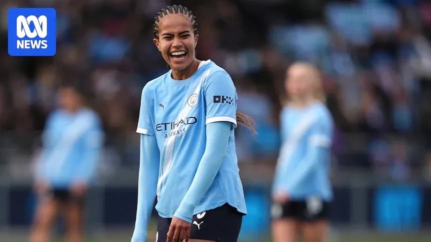 Joueuse de Manchester City souriant sur le terrain