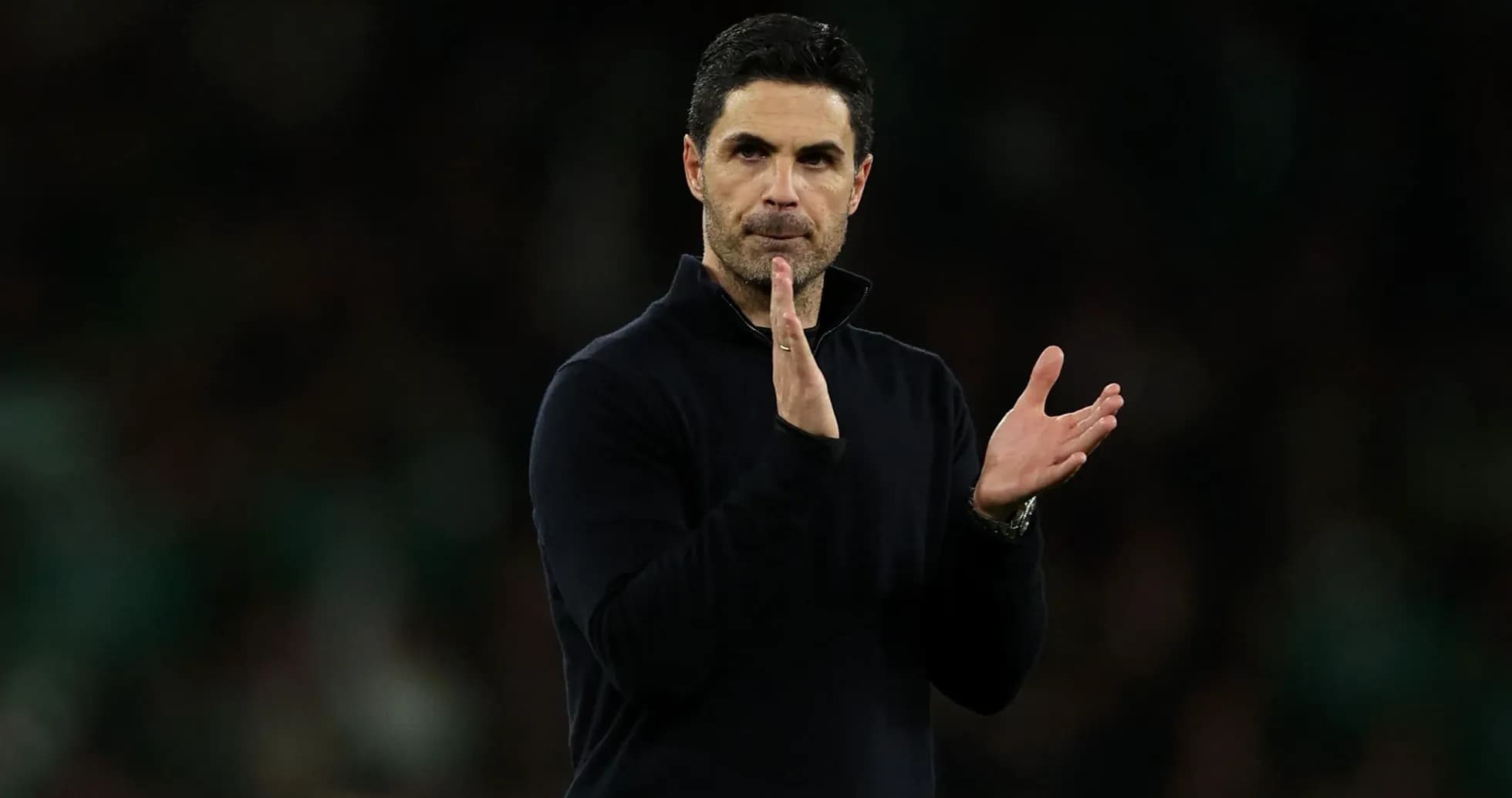 Entraîneur applaudissant sur la touche du terrain