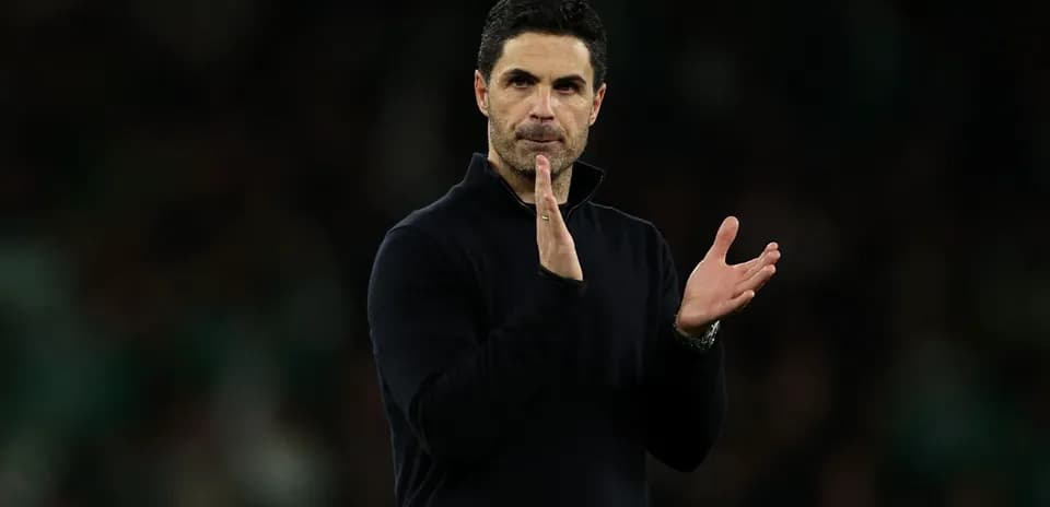 Entraîneur applaudissant sur la touche du terrain