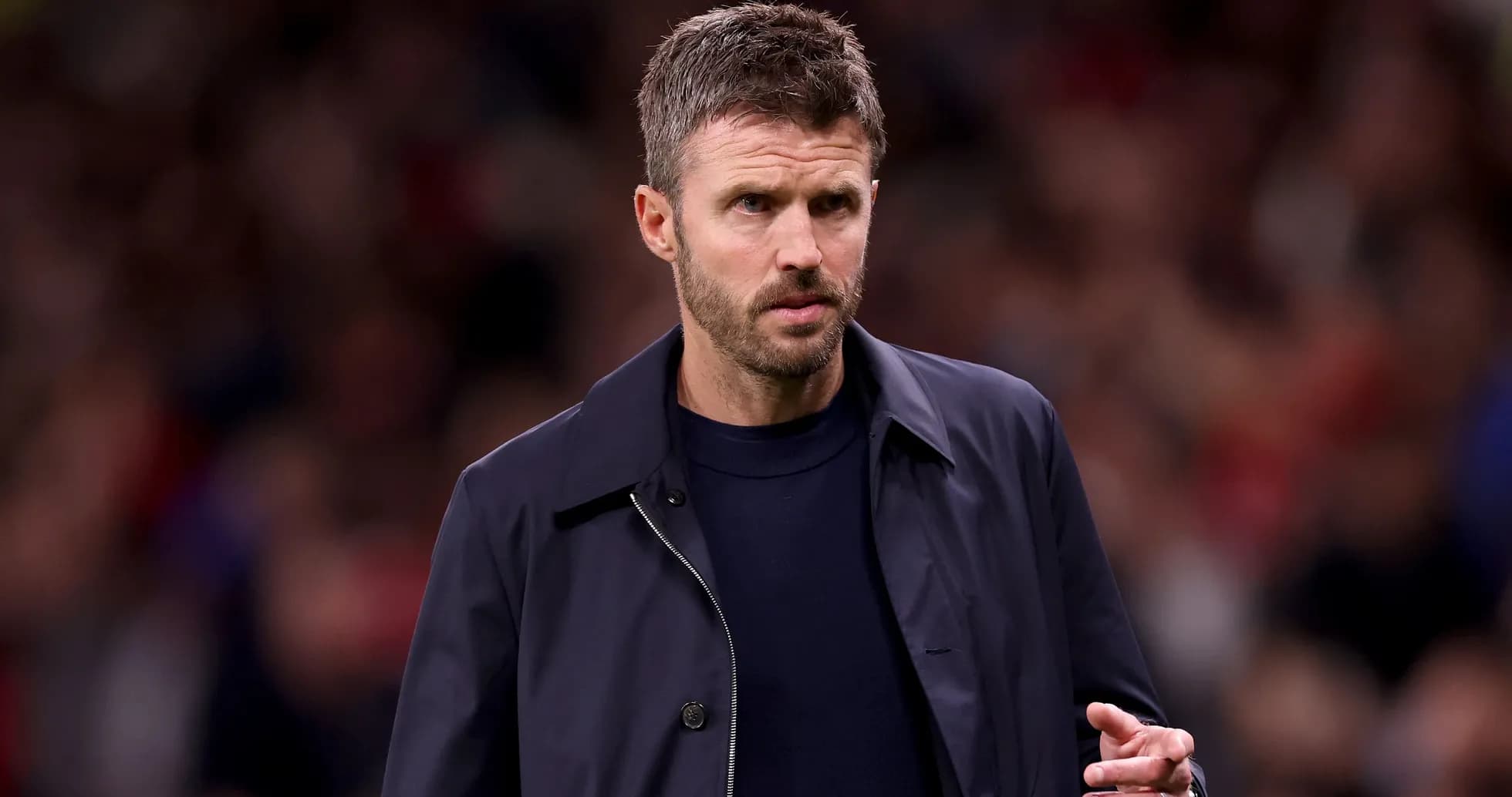 Entraîneur marchant sur le terrain de football