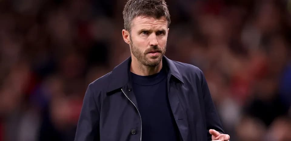 Entraîneur marchant sur le terrain de football