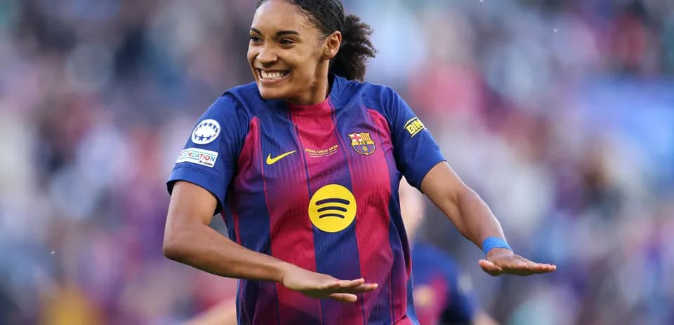 Joueuse de Barcelone célébrant un but sur le terrain