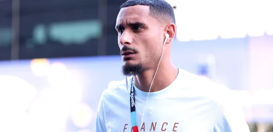 Joueur portant un t-shirt 'FRANCE' avec des écouteurs