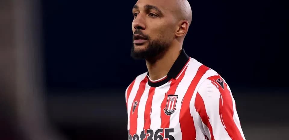 Joueur de Stoke City en maillot rayé rouge et blanc