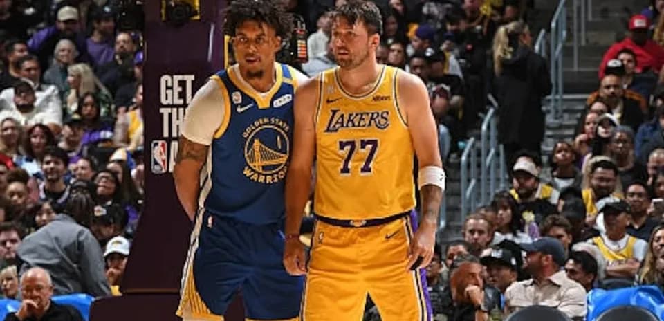 Joueurs des Lakers et Warriors en action sur le terrain