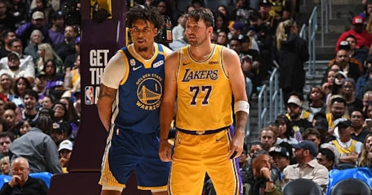 Joueurs des Lakers et Warriors en action sur le terrain