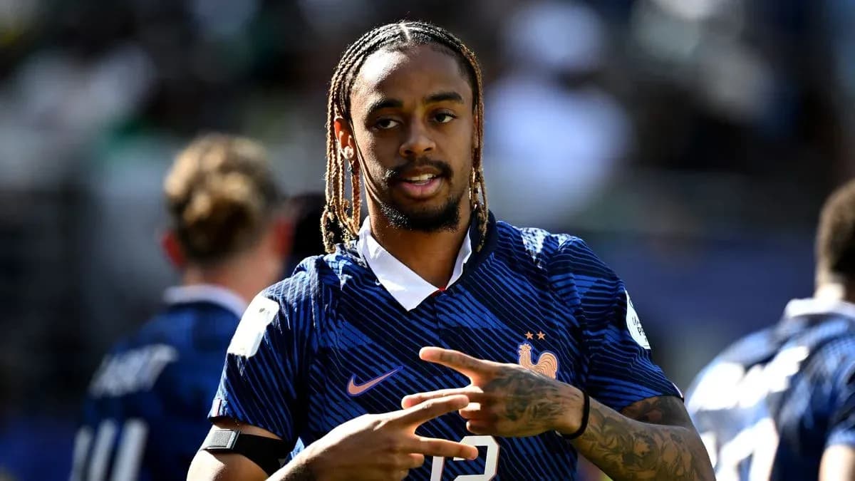 Joueur en maillot de l'équipe de France faisant un signe Joueur en maillot de l'équipe de France faisant un signe