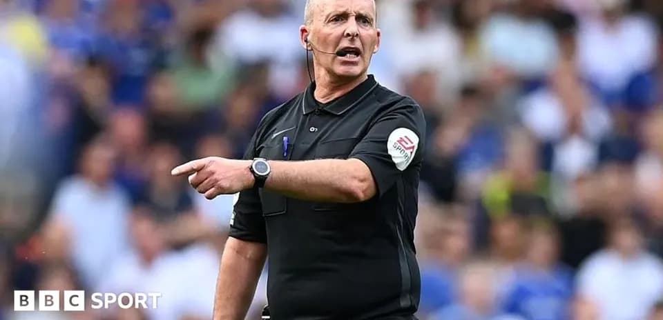Arbitre donnant des instructions pendant un match