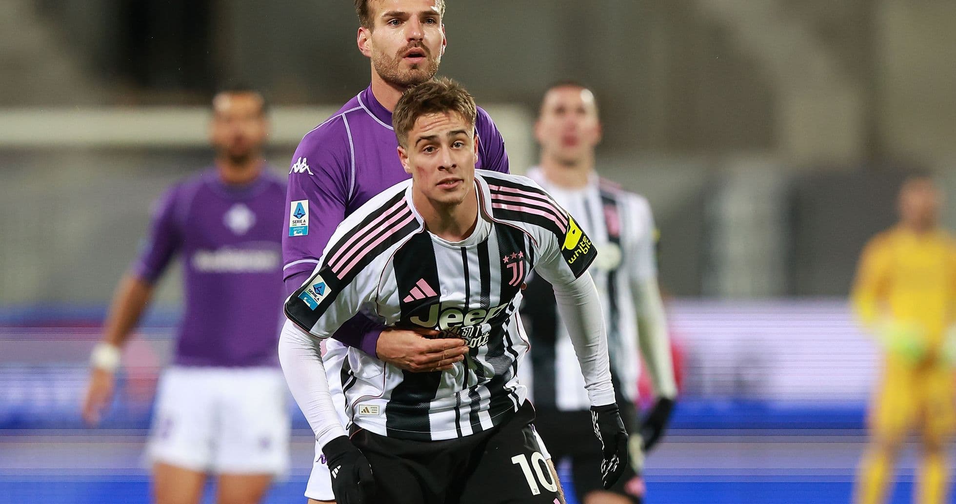 Joueur de la Juventus en duel avec un adversaire