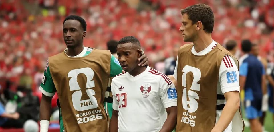 Joueurs escortant un coéquipier blessé sur le terrain