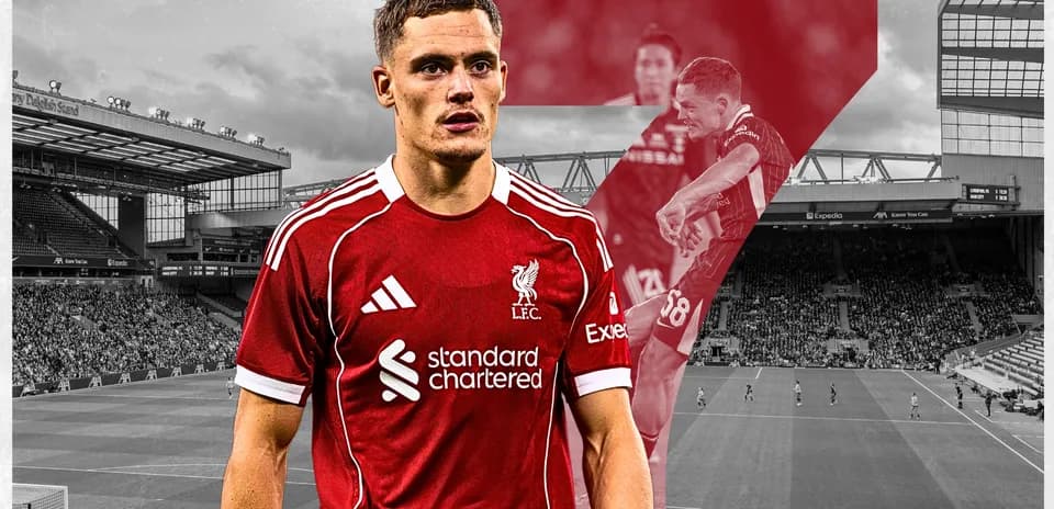 Joueur de Liverpool avec le stade en arrière-plan