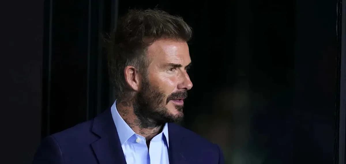 Homme avec des tatouages et un costume bleu