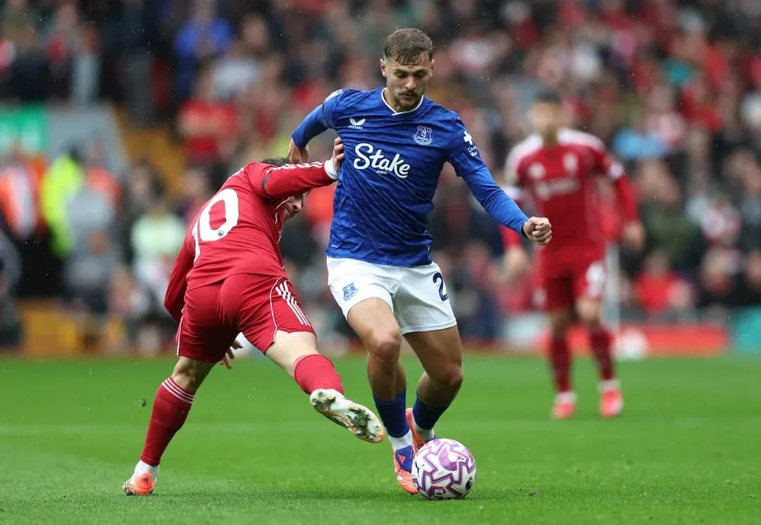 Joueur d'Everton dribblant un joueur de Liverpool