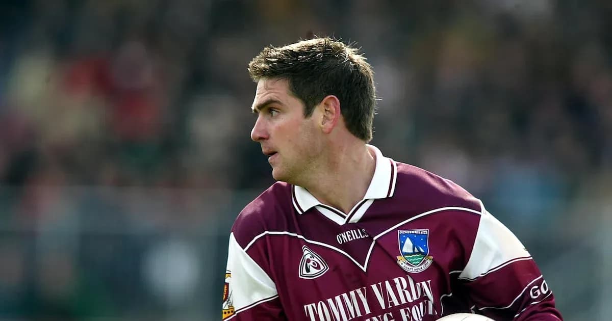 Joueur en maillot maroon courant sur le terrain