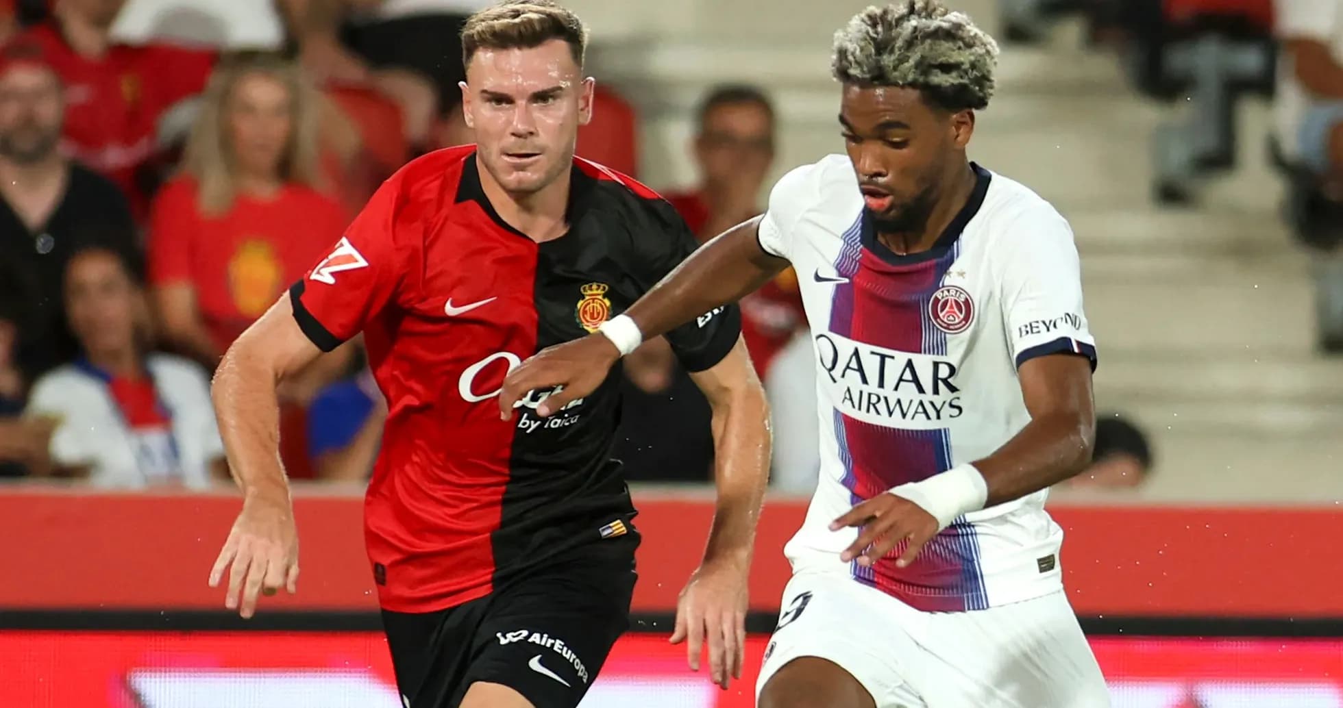 Joueurs de Mallorca et PSG en action sur le terrain