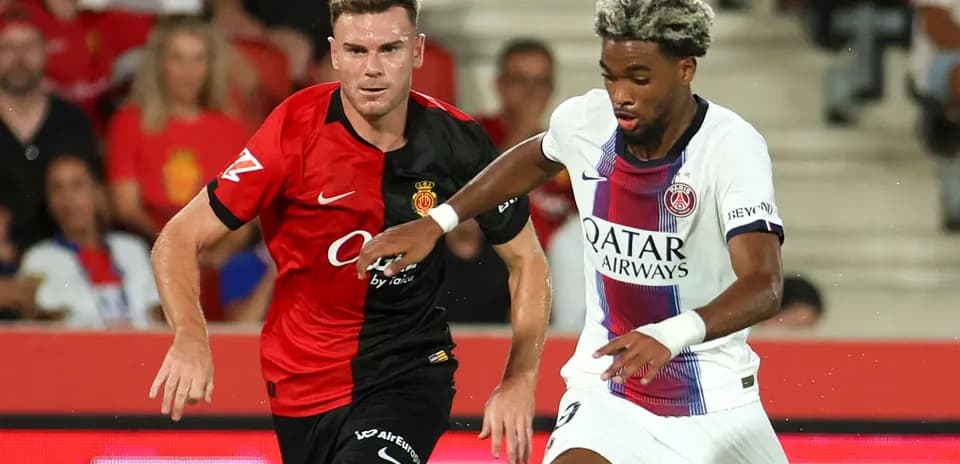 Joueurs de Mallorca et PSG en action sur le terrain