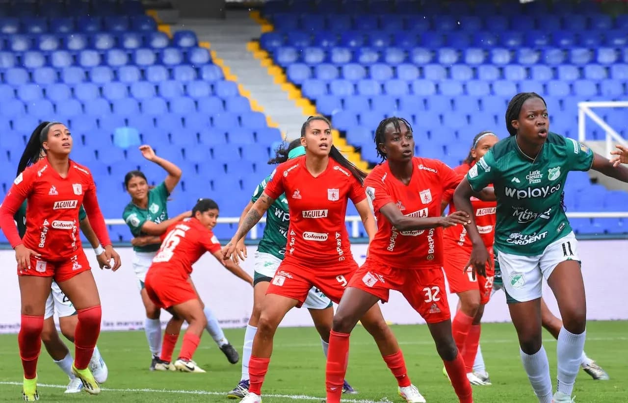 Joueuses de Deportivo Pasto et Millonarios en action