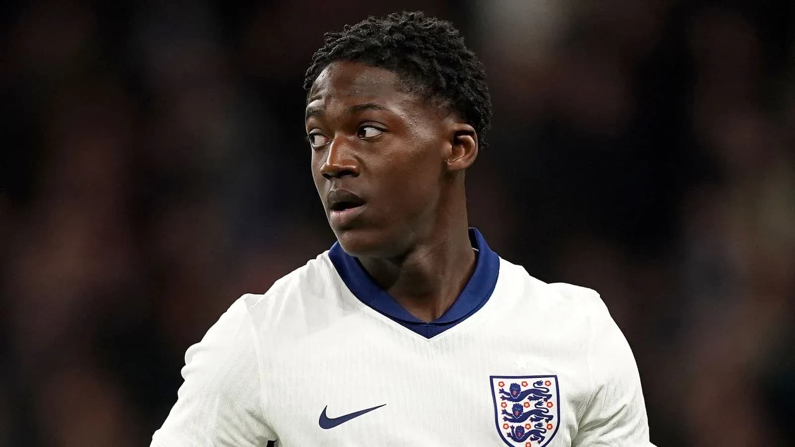 Joueur portant le maillot de l'Angleterre sur le terrain
