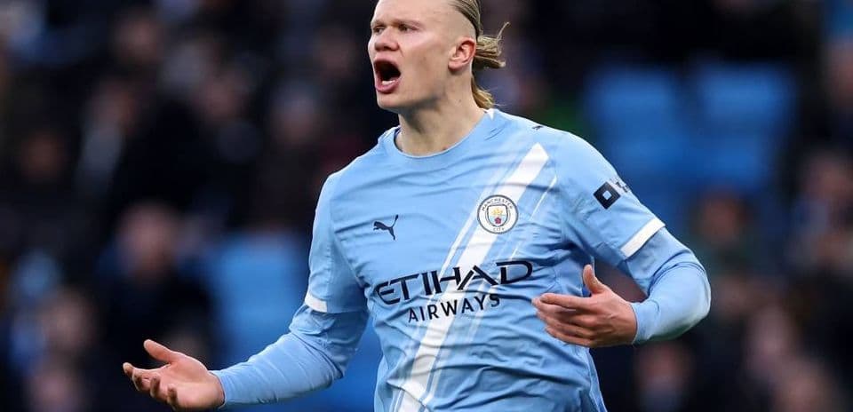 Joueur de Manchester City réagissant sur le terrain