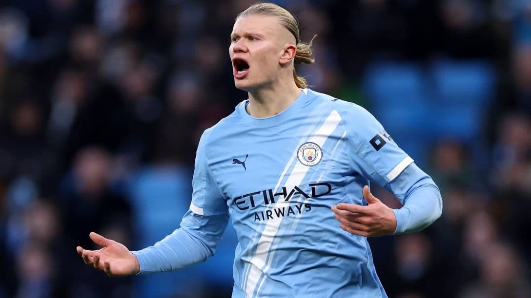 Joueur de Manchester City réagissant sur le terrain