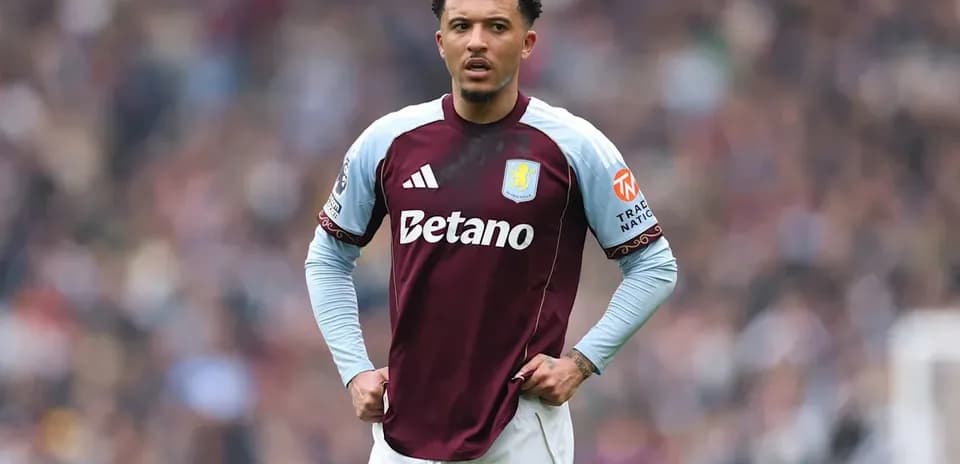 Joueur d'Aston Villa en attente sur le terrain