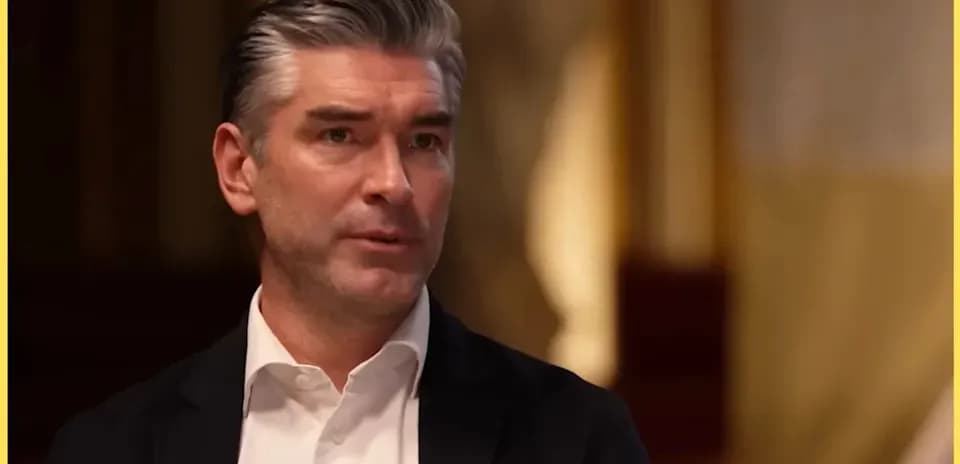 Homme parlant lors d'une interview en intérieur