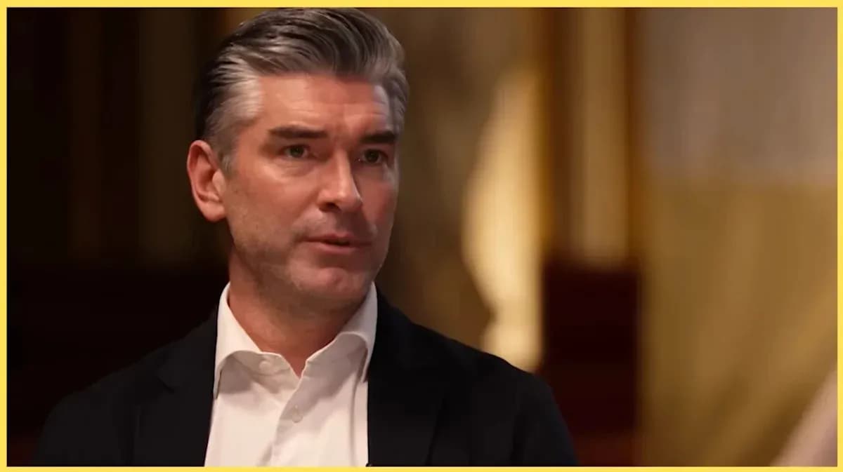Homme parlant lors d'une interview en intérieur