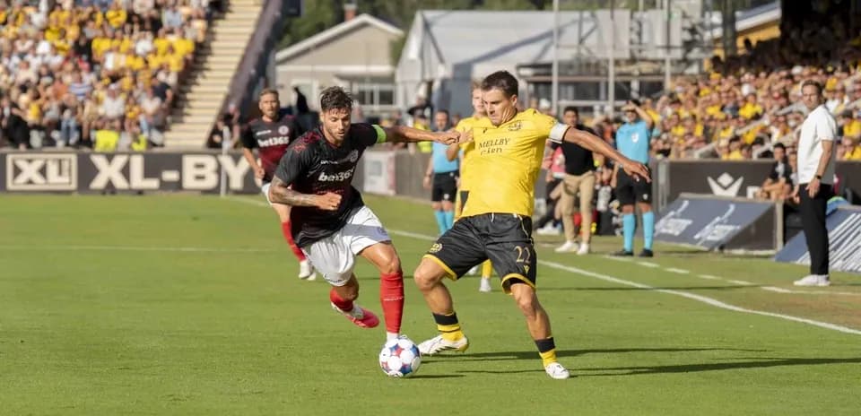Un joueur dribble pendant un match de football