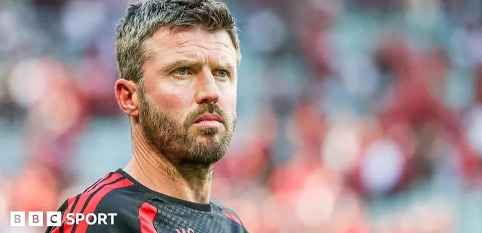 Entraîneur observant le match depuis le bord du terrain