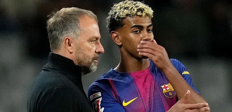 Entraîneur parlant à un joueur de Barcelone
