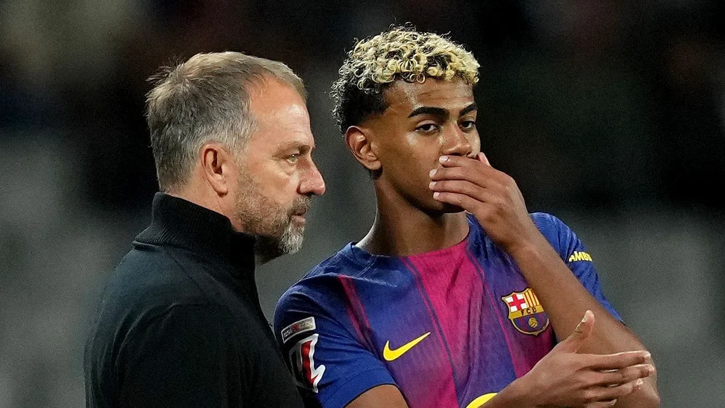 Entraîneur parlant à un joueur de Barcelone