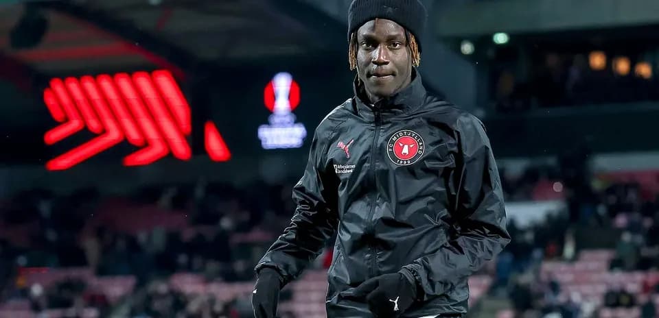 Joueur de FC Midtjylland sur le terrain avant le match