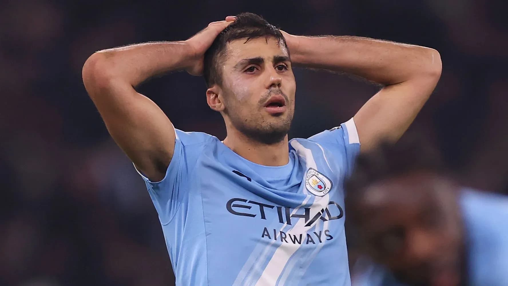 Joueur de Manchester City se tenant la tête en déception
