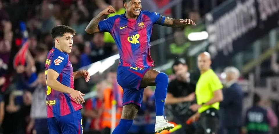 Joueur de Barcelone célébrant un but avec coéquipier