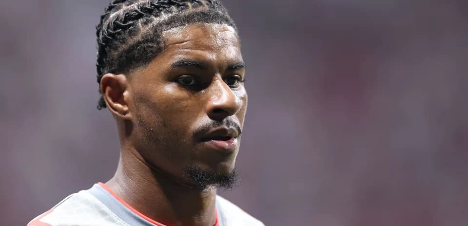 Joueur en tenue de match avec cheveux tressés