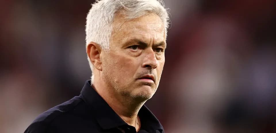 Entraîneur observant le match depuis la touche