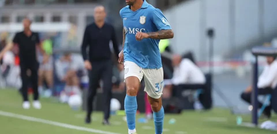 Joueur en action avec le ballon sur le terrain