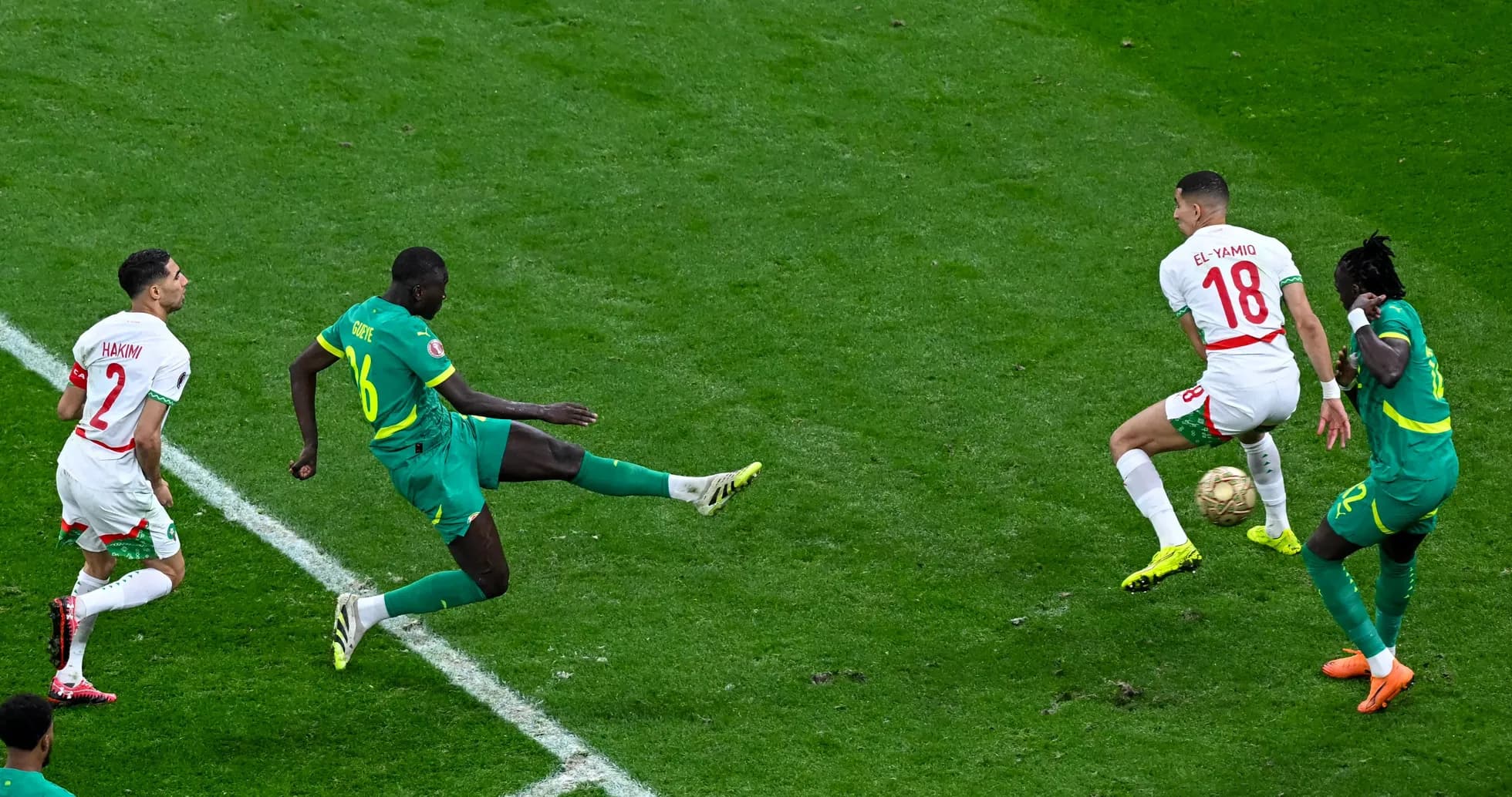 Joueurs en action lors d'un match de football