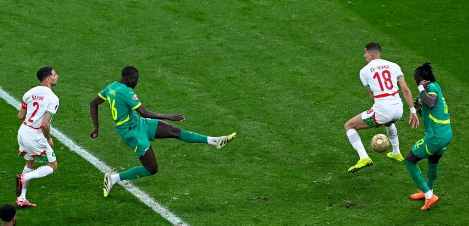 Joueurs en action lors d'un match de football