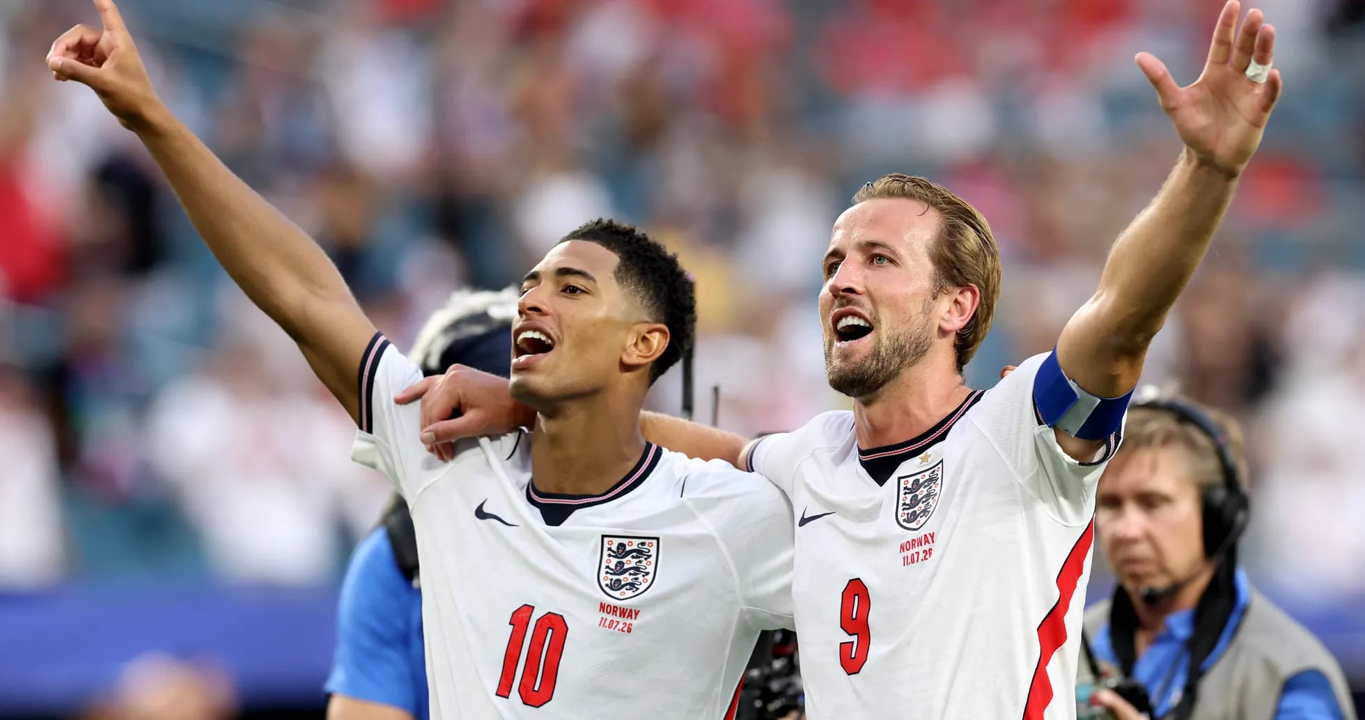 Deux joueurs anglais célébrant un but