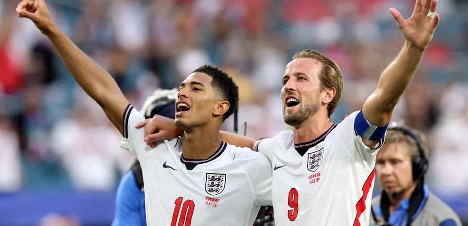 Deux joueurs anglais célébrant un but