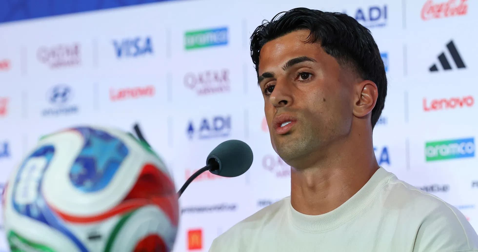 Joueur lors d'une conférence de presse avec un ballon