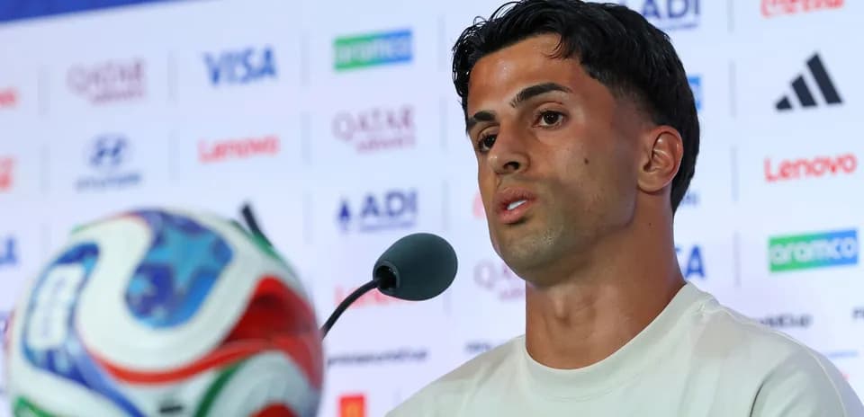 Joueur lors d'une conférence de presse avec un ballon